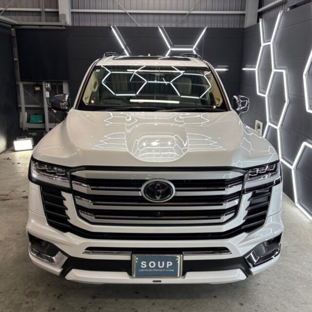 徳島県三好市のカーコーティング専門店SOUPにて、トヨタ FJA300 ランドクルーザー300へG.Guardガラスコーティングメンテナンスを施工。深い艶と防汚性を復活させ、SUV特有の大柄ボディを美しくリフレッシュ。
