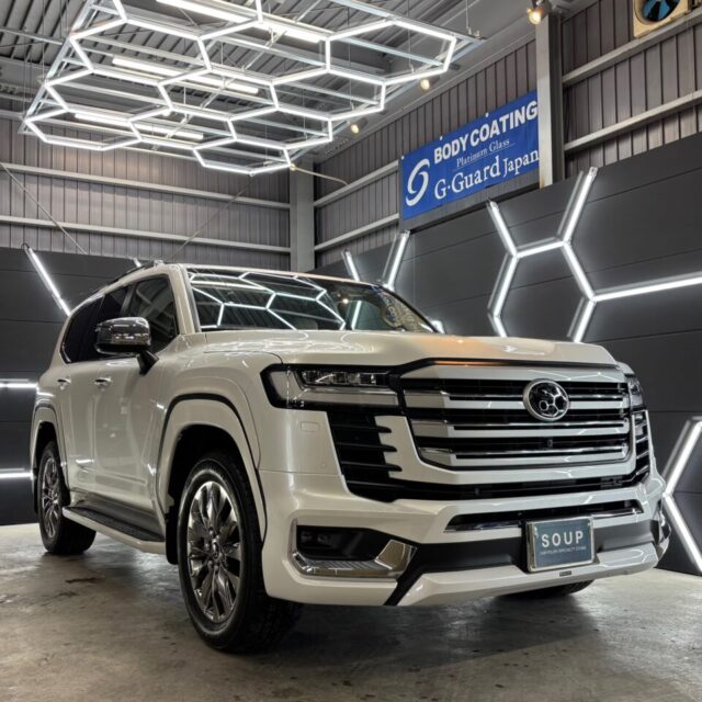 徳島県三好市のカーコーティング専門店SOUPにて、トヨタ FJA300 ランドクルーザー300へG.Guardガラスコーティングメンテナンスを施工。深い艶と防汚性を復活させ、SUV特有の大柄ボディを美しくリフレッシュ。