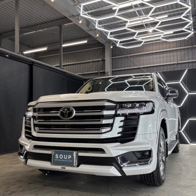 徳島県三好市のカーコーティング専門店SOUPにて、トヨタ FJA300 ランドクルーザー300へG.Guardガラスコーティングメンテナンスを施工。深い艶と防汚性を復活させ、SUV特有の大柄ボディを美しくリフレッシュ。