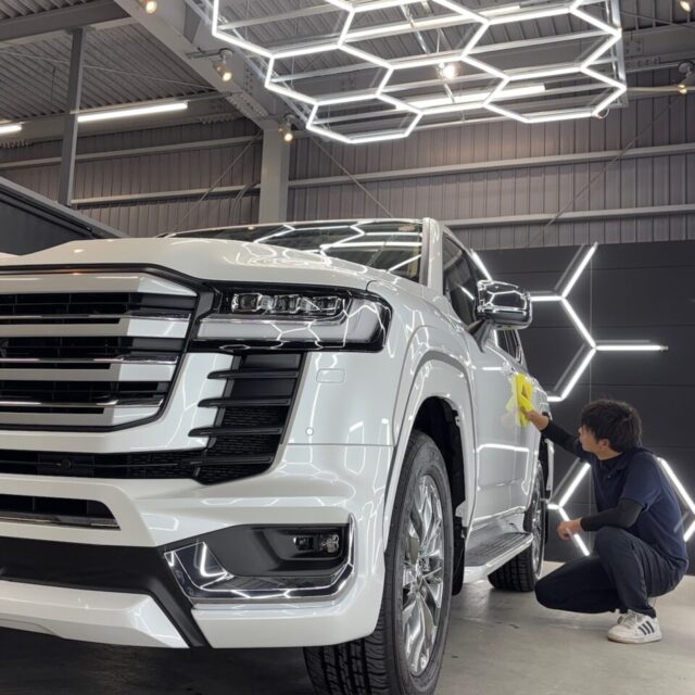 徳島県三好市のカーコーティング専門店SOUPが、トヨタ FJA300 ランドクルーザー300のG.Guardガラス被膜をリフレッシュ中。既存コーティングの密着性を高める専用クリーニングと表面調整によるプロフェッショナルな再生工程。