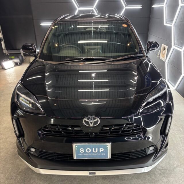 徳島県三好市のカーコーティング専門店SOUPにて、新車 トヨタ MAPJ10 ヤリスクロスへSystemX Crystal SS セラミックコーティングを施工。
クリスタルの名にふさわしい透明感と、高密度セラミック皮膜による深い艶で、新車の美しさを長期間キープします。