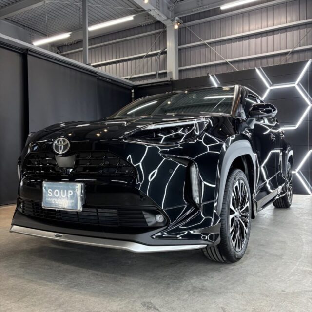徳島県三好市のカーコーティング専門店SOUPにて、新車 トヨタ MAPJ10 ヤリスクロスへSystemX Crystal SS セラミックコーティングを施工。
クリスタルの名にふさわしい透明感と、高密度セラミック皮膜による深い艶で、新車の美しさを長期間キープします。
