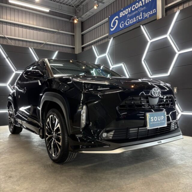 徳島県三好市のカーコーティング専門店SOUPにて、新車 トヨタ MAPJ10 ヤリスクロスへSystemX Crystal SS セラミックコーティングを施工。
クリスタルの名にふさわしい透明感と、高密度セラミック皮膜による深い艶で、新車の美しさを長期間キープします。