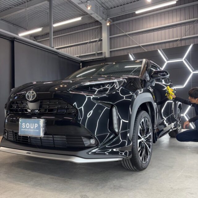 徳島県三好市のカーコーティング専門店SOUPにて、新車 トヨタ MAPJ10 ヤリスクロスへSystemX Crystal SS セラミックコーティングを施工。
クリスタルの名にふさわしい透明感と、高密度セラミック皮膜による深い艶で、新車の美しさを長期間キープします。
