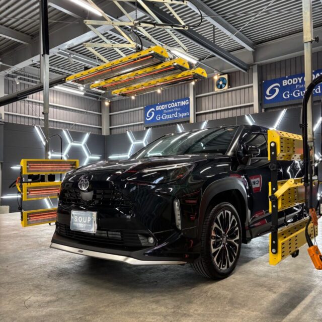 徳島県三好市のカーコーティング専門店SOUPにて、遠赤外線ヒーターで加熱乾燥中の新車 トヨタ MAPJ10 ヤリスクロス。
SystemX Crystal SS セラミックコーティング本来の艶・撥水・耐久性能を最大限に引き出し、長期にわたり美しさを維持します。