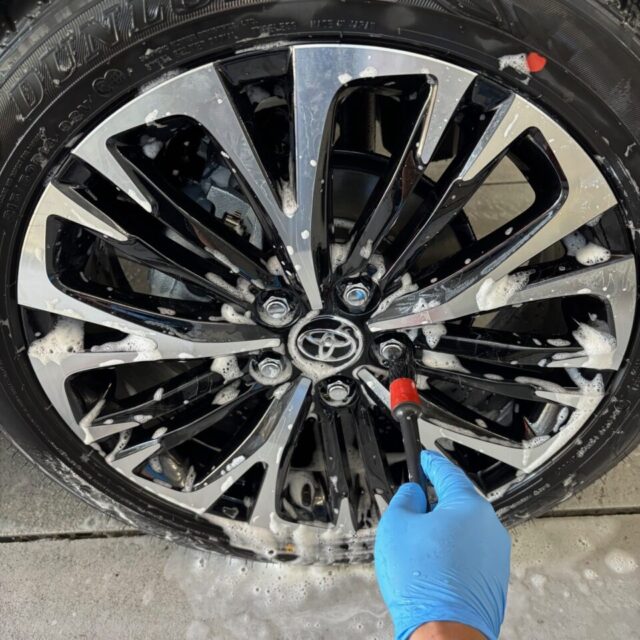 徳島県三好市のカーコーティング専門店SOUPで施工中の新車 トヨタ MAPJ10 ヤリスクロス。
SystemX Crystal SS セラミックコーティングの性能を最大限引き出すため、専門店ならではの丁寧な洗浄と下地処理を実施し、最高品質の仕上がりを追求します。