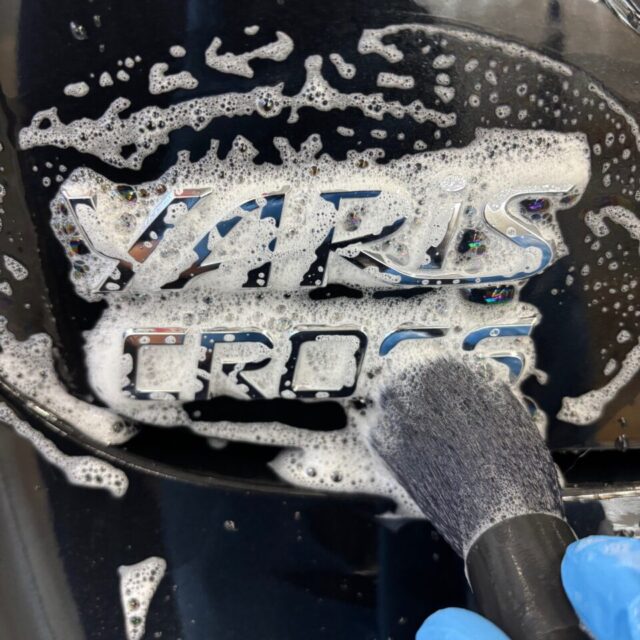 徳島県三好市のカーコーティング専門店SOUPで施工中の新車 トヨタ MAPJ10 ヤリスクロス。
SystemX Crystal SS セラミックコーティングの性能を最大限引き出すため、専門店ならではの丁寧な洗浄と下地処理を実施し、最高品質の仕上がりを追求します。