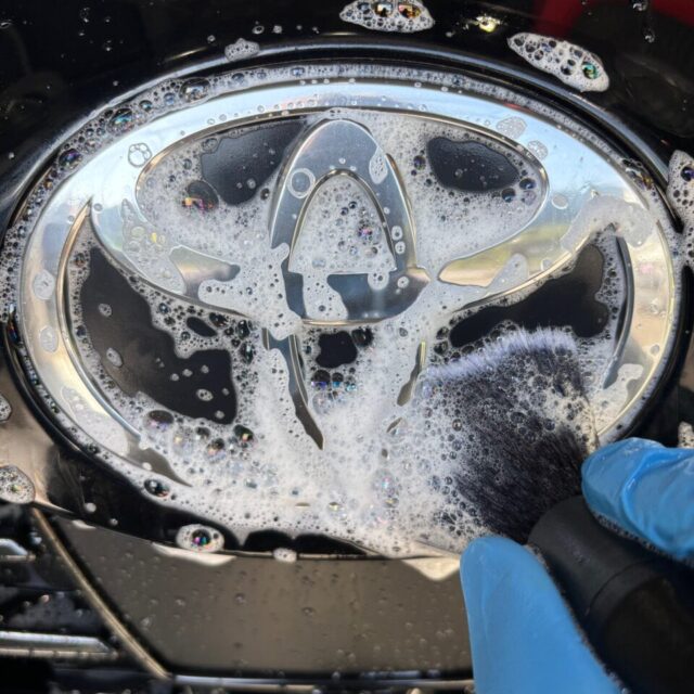 徳島県三好市のカーコーティング専門店SOUPで施工中の新車 トヨタ MAPJ10 ヤリスクロス。
SystemX Crystal SS セラミックコーティングの性能を最大限引き出すため、専門店ならではの丁寧な洗浄と下地処理を実施し、最高品質の仕上がりを追求します。