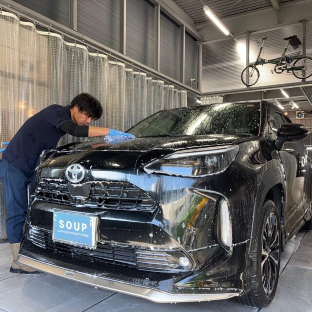 徳島県三好市のカーコーティング専門店SOUPで施工中の新車 トヨタ MAPJ10 ヤリスクロス。
SystemX Crystal SS セラミックコーティングの性能を最大限引き出すため、専門店ならではの丁寧な洗浄と下地処理を実施し、最高品質の仕上がりを追求します。