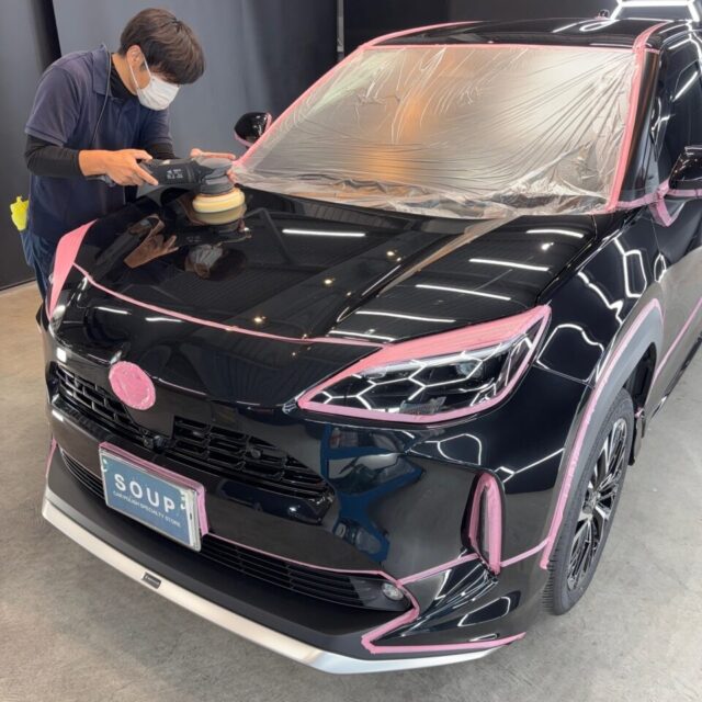 新車 トヨタ MAPJ10 ヤリスクロスが、徳島県三好市のカーコーティング専門店SOUPにてSystemX Crystal SS セラミックコーティングとボディ研磨を施工。
新車以上の艶と透明感を生み出すプロフェッショナルな磨きで、ワンランク上の美観へと仕上げます。