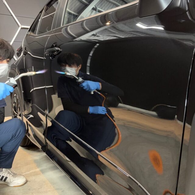 新車 トヨタ MAPJ10 ヤリスクロスへの施工工程。
徳島県三好市のカーコーティング専門店SOUPが、SystemX Crystal SS セラミックコーティング専用ガスプライマーを丁寧に施工中。
コーティングの密着性・耐久性を大幅に向上させる重要なプロ仕様の下地工程です。