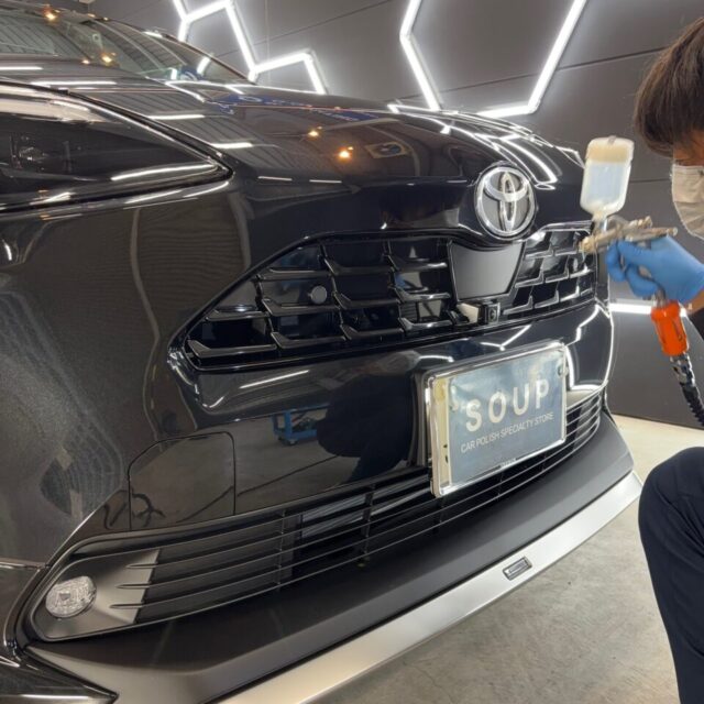 徳島県三好市のカーコーティング専門店SOUPにて、新車 トヨタ MAPJ10 ヤリスクロスへSystemX Crystal SS セラミックコーティングを施工。
クリスタルの名にふさわしい透明感と、高密度セラミック皮膜による深い艶で、新車の美しさを長期間キープします。