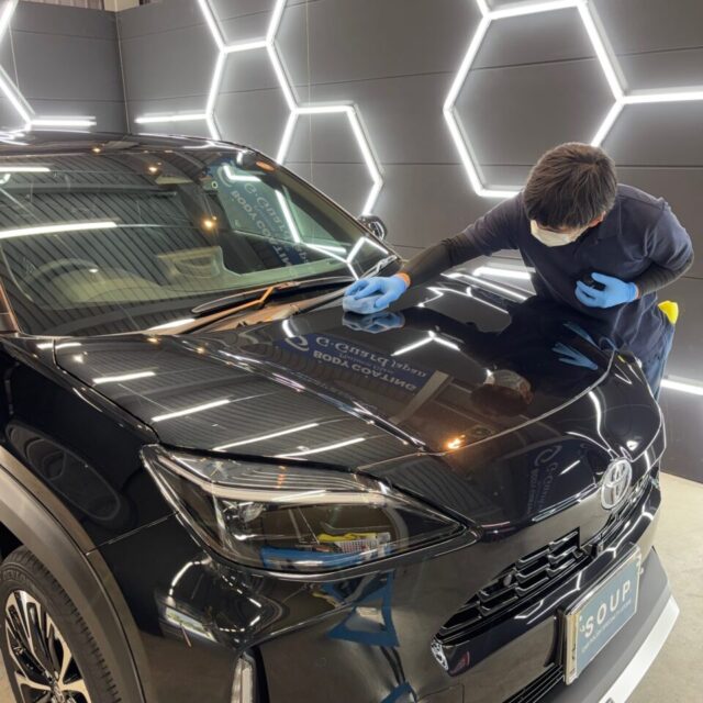 徳島県三好市のカーコーティング専門店SOUPにて、新車 トヨタ MAPJ10 ヤリスクロスへSystemX Crystal SS セラミックコーティングを施工。
クリスタルの名にふさわしい透明感と、高密度セラミック皮膜による深い艶で、新車の美しさを長期間キープします。