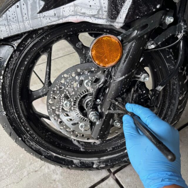 徳島県三好市のカーコーティング専門店SOUPで施工中の新車 ホンダ KF47 PCX160。SystemX PROバイクコーティング前の丁寧な洗浄・下地処理で、バイク特有の複雑な形状にもムラなく施工し、最高の仕上がりを追求。