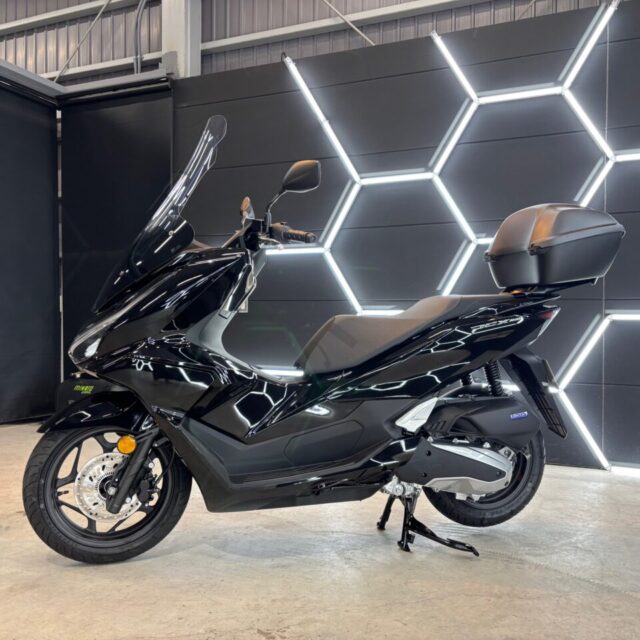 徳島県三好市のカーコーティング専門店SOUPにて、新車 ホンダ KF47 PCX160へSystemX PROバイクセラミックコーティングを施工。 深みのある艶と強靭な保護膜で、ボディを長期間美しくキープ。