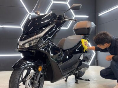 徳島県三好市のカーコーティング専門店SOUPにて、新車 ホンダ KF47 PCX160へSystemX PROバイクセラミックコーティングを施工。 深みのある艶と強靭な保護膜で、ボディを長期間美しくキープ。