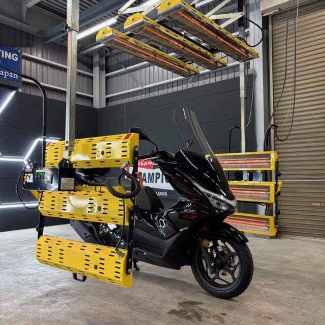 徳島県三好市のカーコーティング専門店SOUPにて、遠赤外線ヒーターでSystemX PROバイクコーティングを加熱乾燥中の新車 ホンダ KF47 PCX160。 艶・撥水・耐候性能を極限まで引き出す、こだわりの仕上げ。