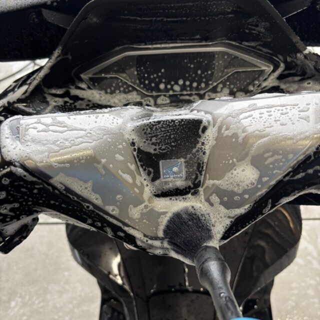 徳島県三好市のカーコーティング専門店SOUPで施工中の新車 ホンダ KF47 PCX160。SystemX PROバイクコーティング前の丁寧な洗浄・下地処理で、バイク特有の複雑な形状にもムラなく施工し、最高の仕上がりを追求。