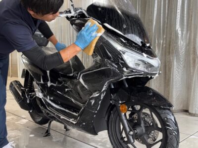 徳島県三好市のカーコーティング専門店SOUPで施工中の新車 ホンダ KF47 PCX160。SystemX PROバイクコーティング前の丁寧な洗浄・下地処理で、バイク特有の複雑な形状にもムラなく施工し、最高の仕上がりを追求。