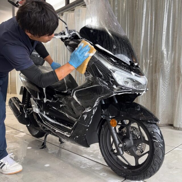 徳島県三好市のカーコーティング専門店SOUPで施工中の新車 ホンダ KF47 PCX160。SystemX PROバイクコーティング前の丁寧な洗浄・下地処理で、バイク特有の複雑な形状にもムラなく施工し、最高の仕上がりを追求。