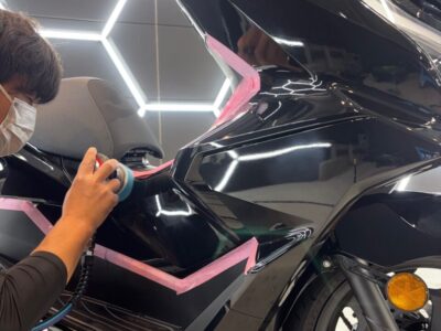 ホンダ 新車 KF47 PCX160 バイクコーティングSystemX PRO 4 - 徳島のガラスコーティング・セラミックコーティング専門店 スープ 新車 ホンダ KF47 PCX160が徳島県三好市のカーコーティング専門店SOUPで、SystemX PROセラミックバイクコーティングと下地研磨を施工。 ボディ全体に“新車以上”の艶と透明感を実現。