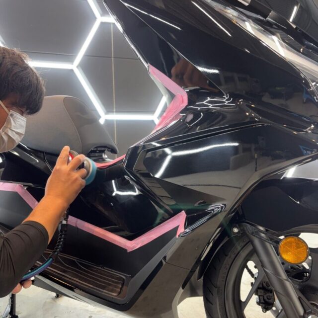 新車 ホンダ KF47 PCX160が徳島県三好市のカーコーティング専門店SOUPで、SystemX PROセラミックバイクコーティングと下地研磨を施工。 ボディ全体に“新車以上”の艶と透明感を実現。