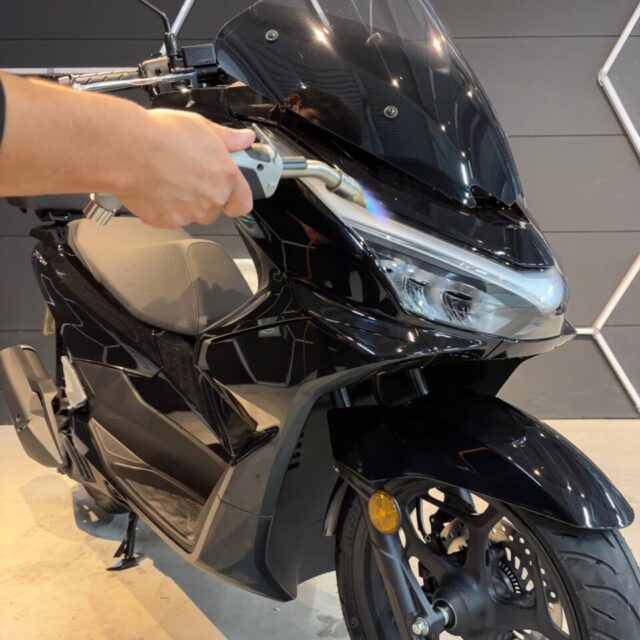 新車 ホンダ KF47 PCX160へ、徳島県三好市のカーコーティング専門店SOUPがSystemX PRO専用ガスプライマーを施工中。 セラミックコーティングの密着性・耐久性を高める、プロフェッショナルな下地処理工程。