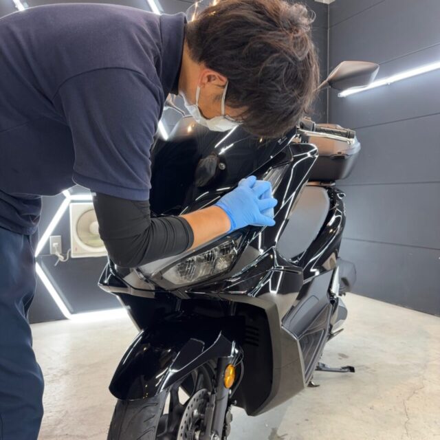 徳島県三好市のカーコーティング専門店SOUPにて、新車 ホンダ KF47 PCX160へSystemX PROバイクセラミックコーティングを施工。 深みのある艶と強靭な保護膜で、ボディを長期間美しくキープ。
