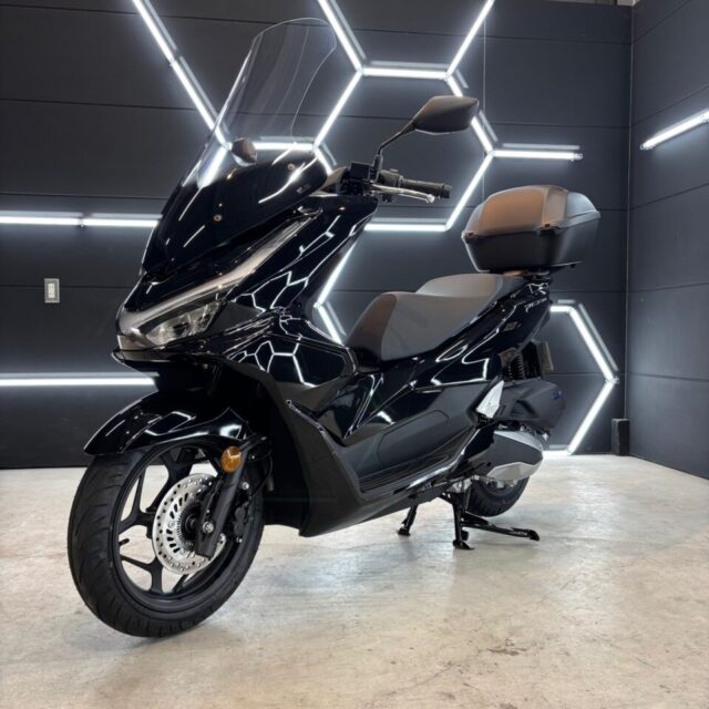 徳島県三好市のカーコーティング専門店SOUPにて、新車 ホンダ KF47 PCX160へSystemX PROバイクセラミックコーティングを施工。 深みのある艶と強靭な保護膜で、ボディを長期間美しくキープ。