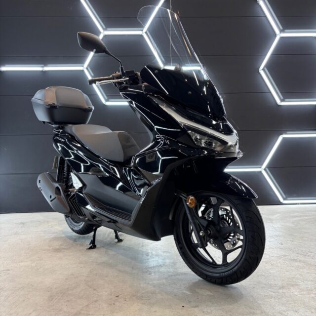 徳島県三好市のカーコーティング専門店SOUPにて、新車 ホンダ KF47 PCX160へSystemX PROバイクセラミックコーティングを施工。 深みのある艶と強靭な保護膜で、ボディを長期間美しくキープ。