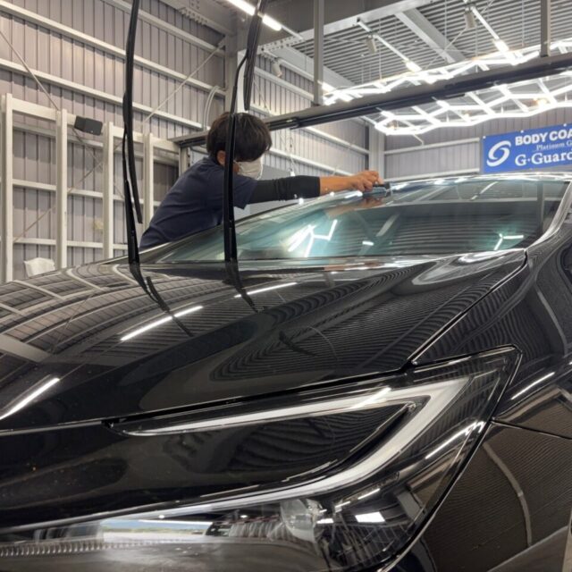 徳島県三好市のカーコーティング専門店SOUPで、施工後の最終チェックを行うトヨタ MXWH60 プリウス。
コーティングメンテナンスとSystemX Glass撥水施工により、美観・快適性・保護性能をトータルで向上。
