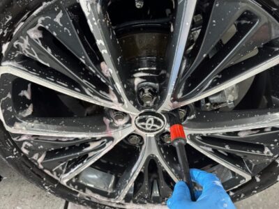 徳島県三好市のカーコーティング専門店SOUPで施工中のトヨタ MXWH60 プリウス。 コーティングメンテナンス前の丁寧な洗浄と下地調整により、ボディ本来の美しさを引き出し、仕上がり精度を高めます。