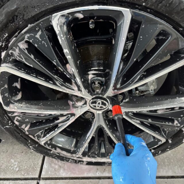 徳島県三好市のカーコーティング専門店SOUPで施工中のトヨタ MXWH60 プリウス。
コーティングメンテナンス前の丁寧な洗浄と下地調整により、ボディ本来の美しさを引き出し、仕上がり精度を高めます。