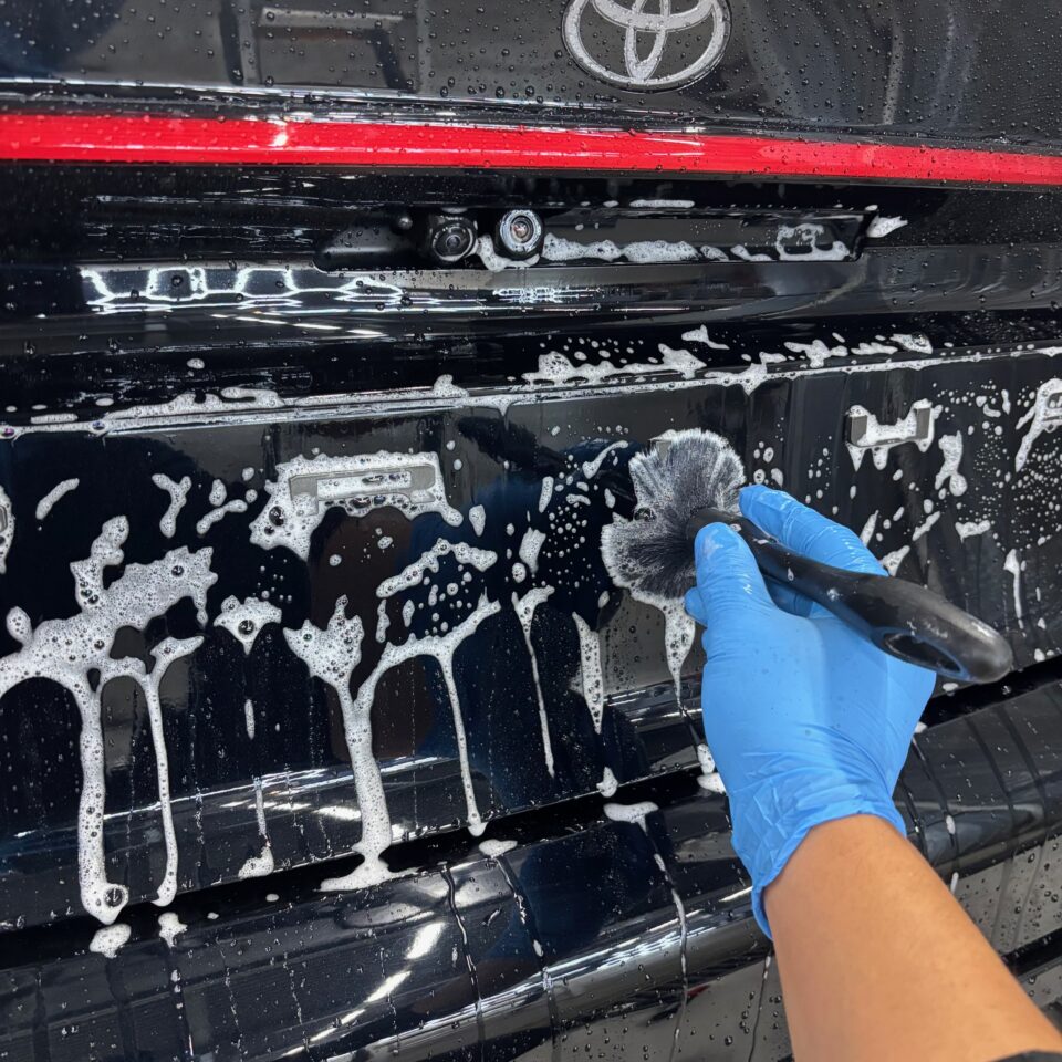 徳島県三好市のカーコーティング専門店SOUPで施工中のトヨタ MXWH60 プリウス。 コーティングメンテナンス前の丁寧な洗浄と下地調整により、ボディ本来の美しさを引き出し、仕上がり精度を高めます。
