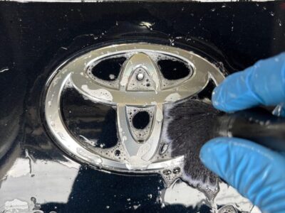 徳島県三好市のカーコーティング専門店SOUPで施工中のトヨタ MXWH60 プリウス。 コーティングメンテナンス前の丁寧な洗浄と下地調整により、ボディ本来の美しさを引き出し、仕上がり精度を高めます。