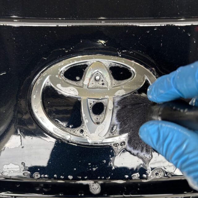 徳島県三好市のカーコーティング専門店SOUPで施工中のトヨタ MXWH60 プリウス。
コーティングメンテナンス前の丁寧な洗浄と下地調整により、ボディ本来の美しさを引き出し、仕上がり精度を高めます。