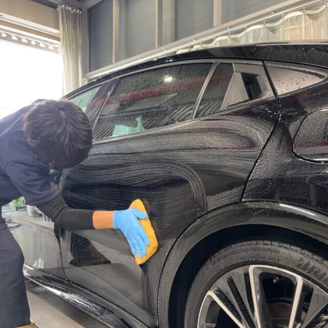 徳島県三好市のカーコーティング専門店SOUPで施工中のトヨタ MXWH60 プリウス。
コーティングメンテナンス前の丁寧な洗浄と下地調整により、ボディ本来の美しさを引き出し、仕上がり精度を高めます。