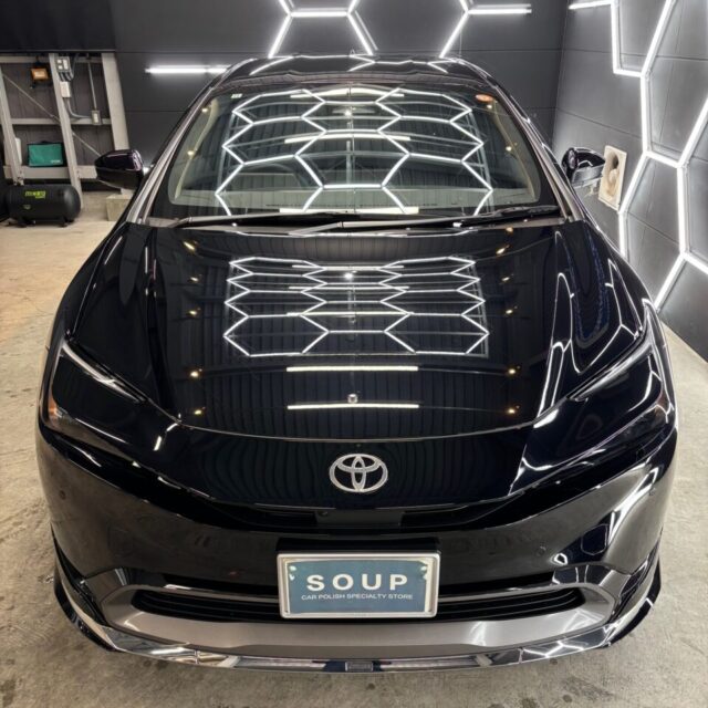 徳島県三好市のカーコーティング専門店SOUPにて、トヨタ MXWH60 プリウスのコーティングメンテナンスを施工。
定期的なメンテナンスにより、被膜性能を回復させ、艶・撥水・防汚性を高いレベルで維持。
