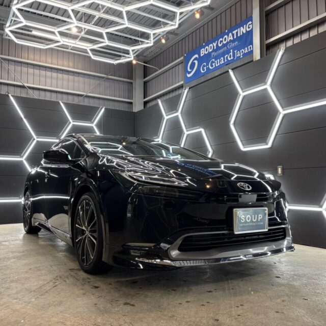 徳島県三好市のカーコーティング専門店SOUPにて、トヨタ MXWH60 プリウスのコーティングメンテナンスを施工。
定期的なメンテナンスにより、被膜性能を回復させ、艶・撥水・防汚性を高いレベルで維持。