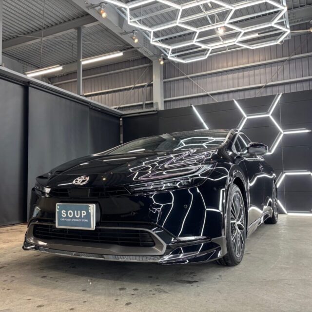 徳島県三好市のカーコーティング専門店SOUPにて、トヨタ MXWH60 プリウスのコーティングメンテナンスを施工。
定期的なメンテナンスにより、被膜性能を回復させ、艶・撥水・防汚性を高いレベルで維持。