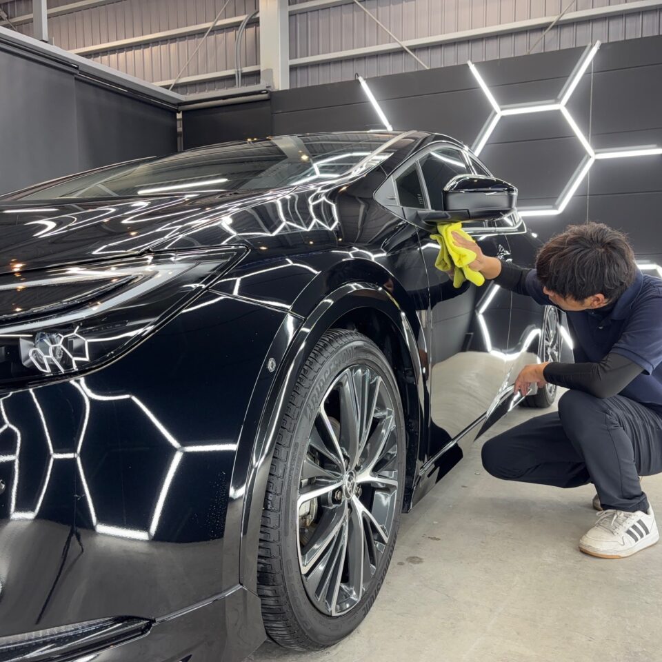 トヨタ MXWH60 プリウスへ、徳島県三好市のカーコーティング専門店SOUPがボディ状態に合わせたコーティングメンテナンスを実施。 蓄積した汚れや劣化因子を除去し、コーティング専用ローションで深い艶と透明感のある上質な外観へリフレッシュ。