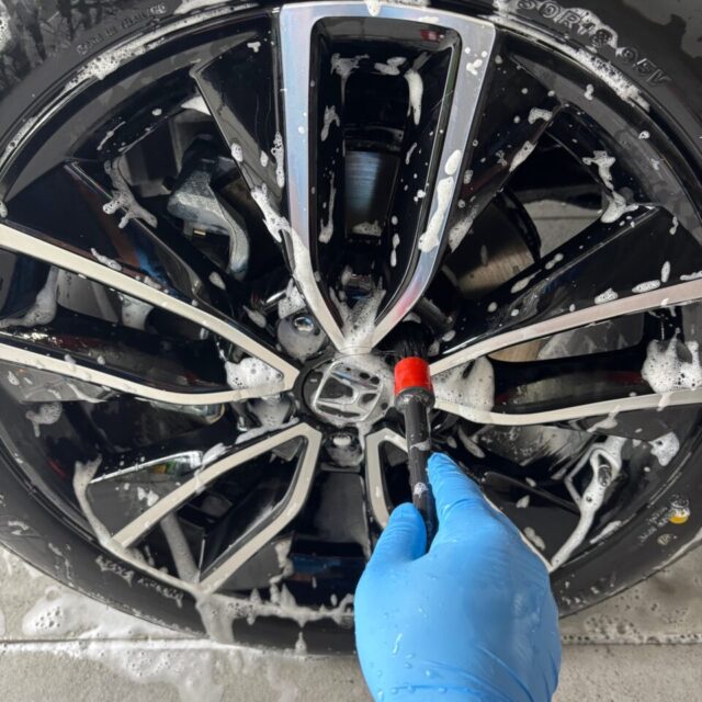 徳島県三好市のカーコーティング専門店SOUPで施工中の新車ホンダ RV5 ヴェゼル。SystemX Crystal SS セラミックコーティング前の丁寧な洗浄・鉄粉除去・下地処理で、最高品質の仕上がりを追求。