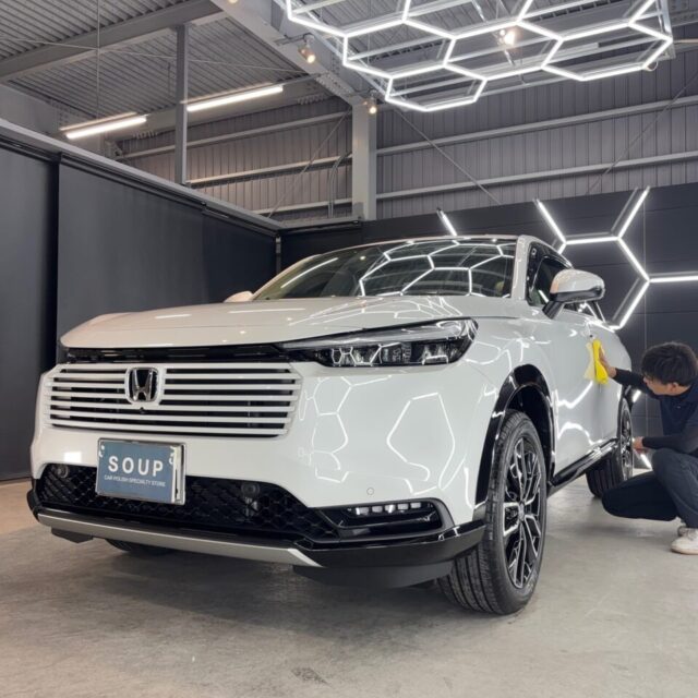 徳島県三好市のカーコーティング専門店SOUPにて、新車ホンダ RV5 ヴェゼルへSystemX Crystal SS セラミックコーティングを施工。深い艶と高耐久の保護膜で、新車以上の輝きを長期間キープ。