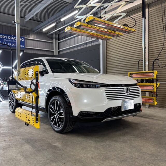 徳島県三好市のカーコーティング専門店SOUPにて、遠赤外線ヒーターで加熱乾燥中の新車ホンダ RV5 ヴェゼル。SystemX Crystal SS セラミックコーティングの艶・撥水・防汚・耐久性を極限まで引き出すプロ施工。