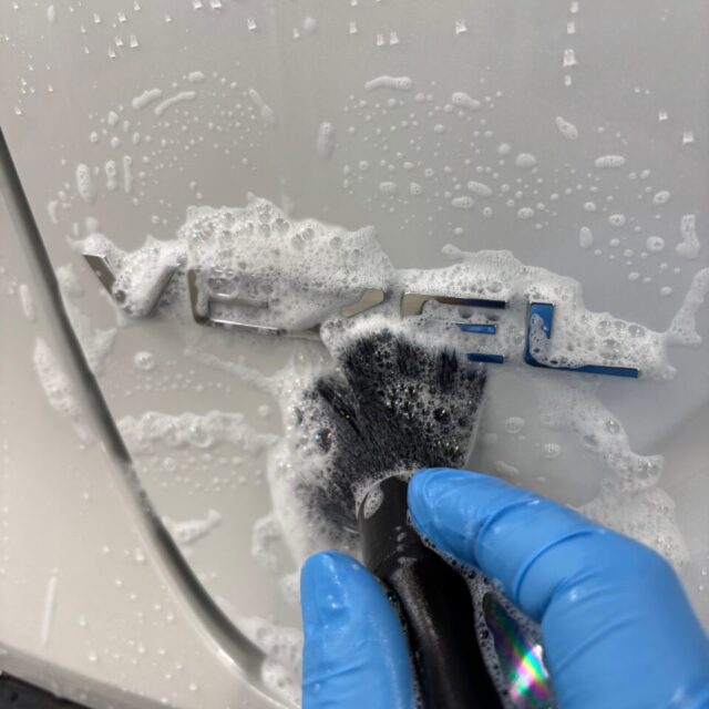 徳島県三好市のカーコーティング専門店SOUPで施工中の新車ホンダ RV5 ヴェゼル。SystemX Crystal SS セラミックコーティング前の丁寧な洗浄・鉄粉除去・下地処理で、最高品質の仕上がりを追求。