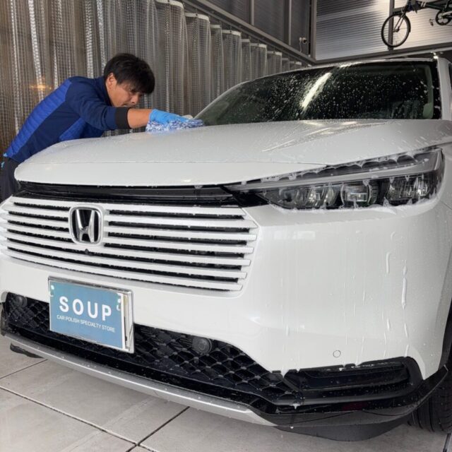 徳島県三好市のカーコーティング専門店SOUPで施工中の新車ホンダ RV5 ヴェゼル。SystemX Crystal SS セラミックコーティング前の丁寧な洗浄・鉄粉除去・下地処理で、最高品質の仕上がりを追求。