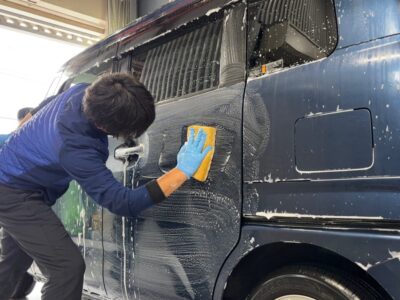 徳島県三好市のカーコーティング専門店SOUPで施工中のスズキ MX91S ワゴンRスマイル。 G.Guardガラスコーティング3層コート再施工とウィンドウ撥水コート前に、ボディ・ガラスともに徹底した洗浄と下地処理を行い、最高の仕上がりを追求。