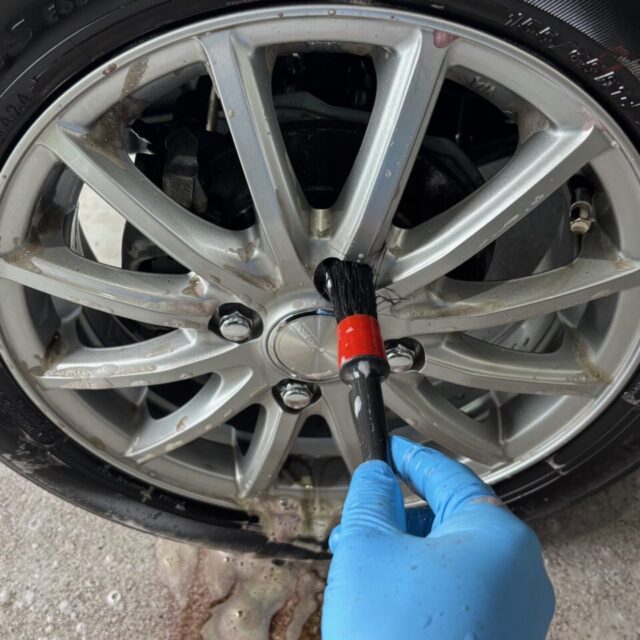 徳島県三好市のカーコーティング専門店SOUPで施工中のスズキ MX91S ワゴンRスマイル。 G.Guardガラスコーティング3層コート再施工とウィンドウ撥水コート前に、ボディ・ガラスともに徹底した洗浄と下地処理を行い、最高の仕上がりを追求。