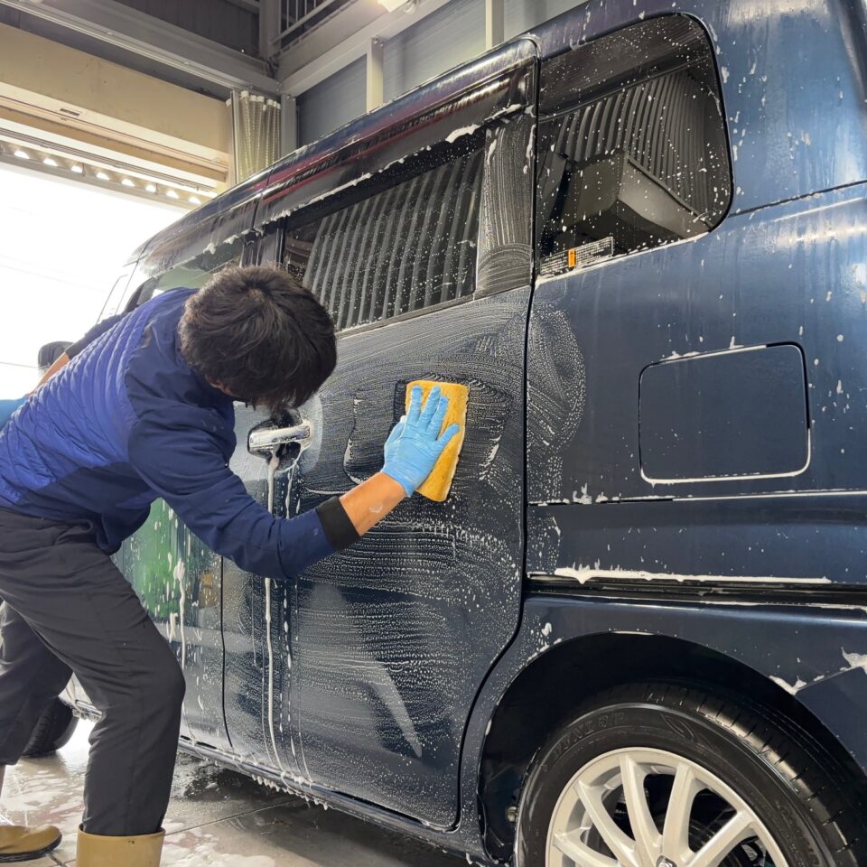 徳島県三好市のカーコーティング専門店SOUPで施工中のスズキ MX91S ワゴンRスマイル。 G.Guardガラスコーティング3層コート再施工とウィンドウ撥水コート前に、ボディ・ガラスともに徹底した洗浄と下地処理を行い、最高の仕上がりを追求。