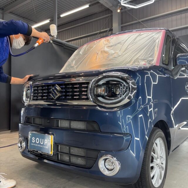 徳島県三好市のカーコーティング専門店SOUPにて、スズキ MX91S ワゴンRスマイルへG.Guardガラスコーティング3層コートとウィンドウ撥水コートを丁寧に施工中。 均一な被膜形成により、耐久性・撥水性・防汚性能を最大限に引き出します。